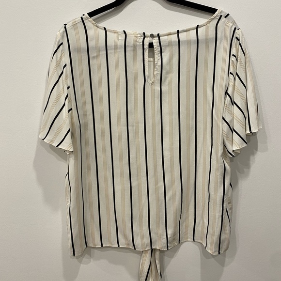 Socialite short sleeve blouse - Picture 2 of 4